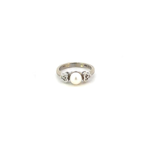 ANILLO EN ORO BLANCO CON DIAMANTES Y PERLA ANILLO EN ORO BLANCO CON DIAMANTES Y PERLA