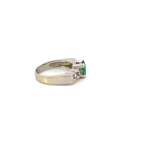 ANILLO EN ORO BLANCO CON DIAMANTES Y ESMERALDA