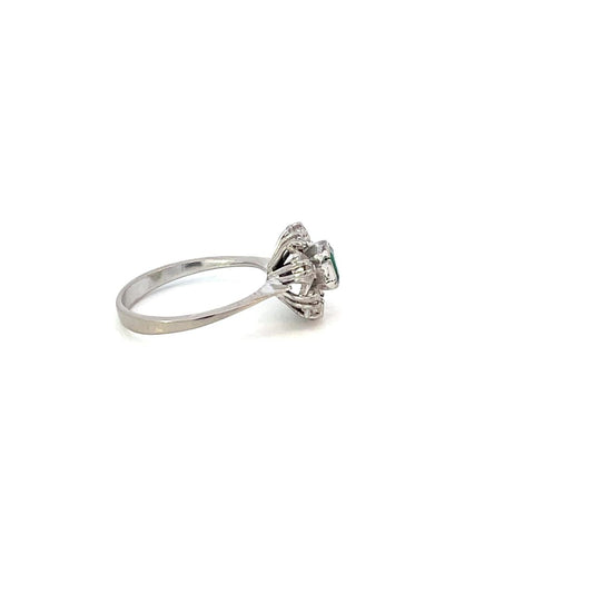 ANILLO EN ORO BLANCO CON DIAMANTES Y ESMERALDA
