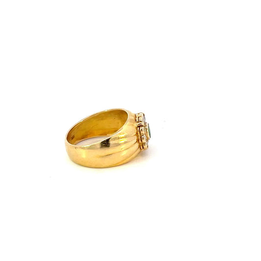 ANILLO EN ORO AMARILLO CON DIAMANTES Y ESMERALDA