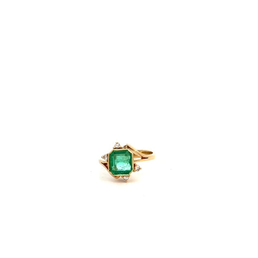 ANILLO CON ESMERALDA 1.5 CT Y DIAMANTES