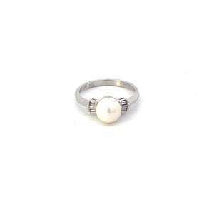 ANILLO EN ORO BLANCO CON DIAMANTES Y PERLA