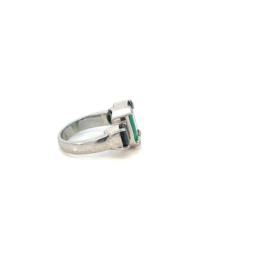 ANILLO EN ORO BLANCO CON DIAMANTES , ESMERALDA Y ZAFIROS