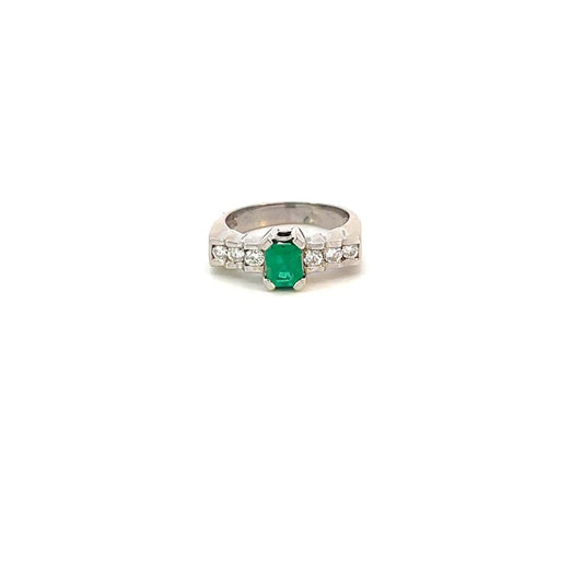 ANILLO EN ORO BLANCO CON DIAMANTES Y ESMERALDA