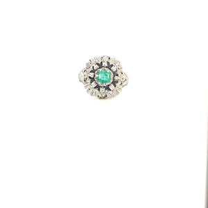 ANILLO EN ORO BLANCO CON DIAMANTES Y ESMERALDA